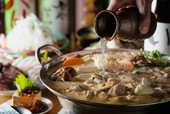 純米酒を直接鍋に!旨みがさらに増す痛風鍋