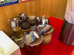 【ラーメン山岡家】酢、醤油、ラー油など味変できる調味料があるので好みに合わせて追加していきましょう