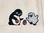 子ペンギンがいちごを落としてしまったような、びっくりした表情とポーズがなんとも愛らしく、Suicaのペンギンがそれを拾ってあげているような雰囲気にほっこり癒やされます♪【紀ノ国屋×Suicaのペンギン】「ビッグトート いちご」