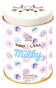 【ペコちゃん×しろたん】「ミルキー缶(ペコちゃん×しろたんとお友だち)」770円 背面にはダブルロゴ