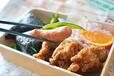 【広島県民がおすすめするお弁当『むすびのむさし』】唐揚げの他にも楽しめるおかずがあります。