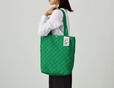 【コクヨ「限定キャンパス 持ち手が選べる2WAYトートバッグ＜50周年記念＞」】鮮やかなグリーンカラーをベースに、ピンク色の持ち手とイラストが描かれたタグがアクセントとなったグリーン