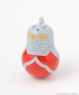【niko and ...×ウルトラマン】「オキアガリコボシ」2,310円／ウルトラマンセブンモチーフの起き上がり小法師。デスクにおけるサイズ感。