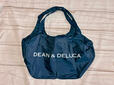 フロントと背面の中央には、「DEAN ＆ DELUCA」のロゴプリント入り