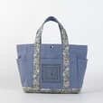 【紀ノ国屋 MADE WITH LIBERTY FABRIC「紀ノ国屋 リバティプリント コットントート」￥3,850】グレーブルー／約タテ24cm×上辺37.5cm・下辺24.5cm×マチ12.5cmで使いやすいサイズ感