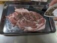 【ダイソーグッズで自家製ベーコン作り】肉の重量に対し、2％の塩（300gの肉なら塩6g）を振りかけてもみこみます