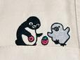 子ペンギンがいちごを落としてしまったような、びっくりした表情とポーズがなんとも愛らしく、Suicaのペンギンがそれを拾ってあげているような雰囲気にほっこり癒やされます♪【紀ノ国屋×Suicaのペンギン】「ビッグトート いちご」