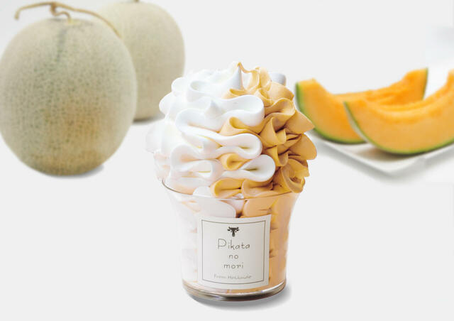 「【ピカタの森 駒ヶ岳牛乳】芸術ソフト～夕張メロン～」＜価格：（1カップ）税込600円＞【【福岡】ひんや〜りしたい人集まれ！「生メロンソフトクリーム」や「冷たいラーメン」で涼しむ『夏の北海道展』開催！】　