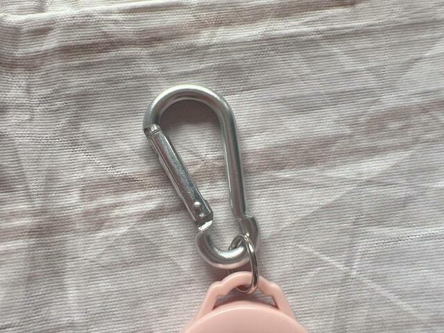 カラビナ付きなのでバッグのハンドルなどにつけられます