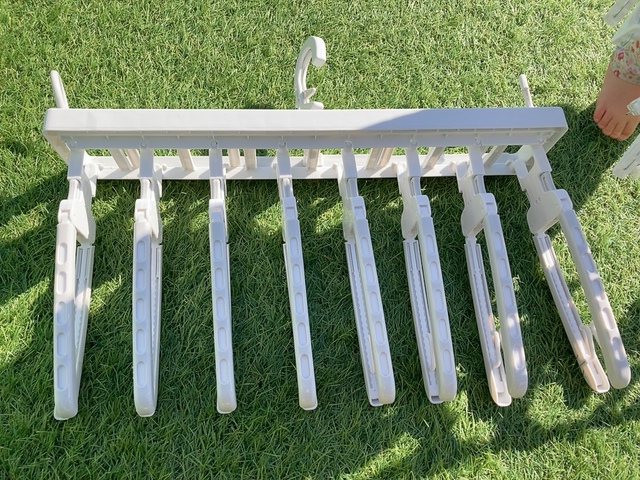 【ニトリ ワンタッチ取り込みスライドアーム8連ハンガー(ホワイト)】使わないときはスリムになる