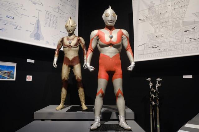 第1章「原点、或いは呪縛」展示風景。『ウルトラマン』、『帰ってきたウルトラマン』のスーツや資料