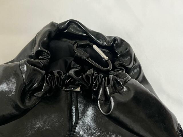 【LOWRYS FARM BIGワンショルダーBAG】口にカラビナがついているので勝手に開いてしまう心配はなし！