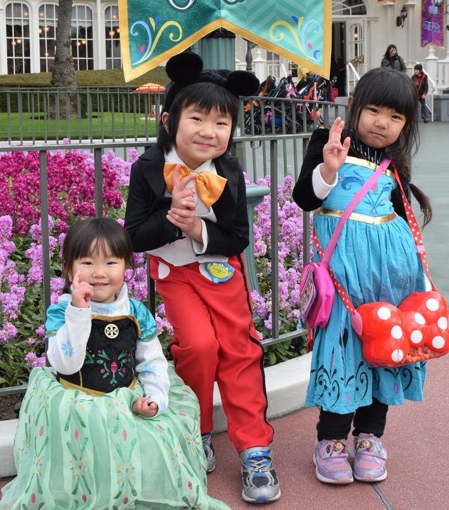 衣装はディズニー・ハロウィーンの仮装のために購入したそう。かのんちゃん、くおん君、ことねちゃん。