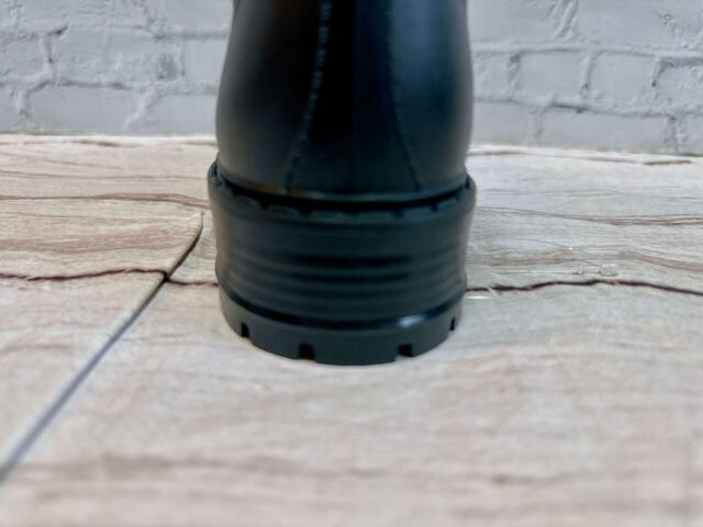 昨年モデルよりも（約）0.8cm高くなったヒールのおかげで脚長見え効果抜群！