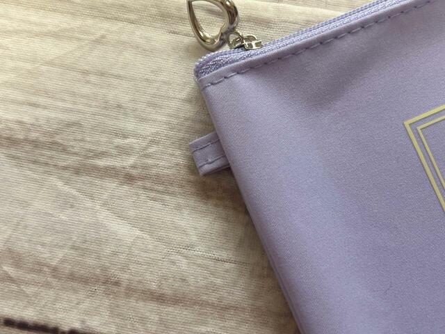 サイドにループ付き。付属のボールチェーンを通せばバッグにつけられます