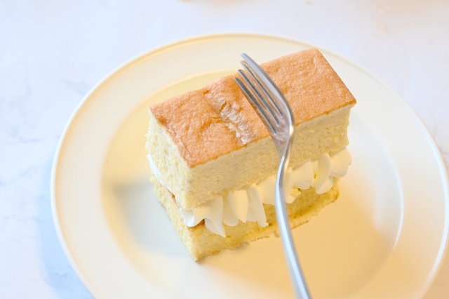 【成城石井自家製 アカシア蜂蜜の台湾風バニラカステラ】ちょっとフォークで押さえただけで跡がつくくらいやわらかいです！