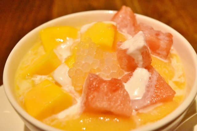 練乳や生クリームがかかっている