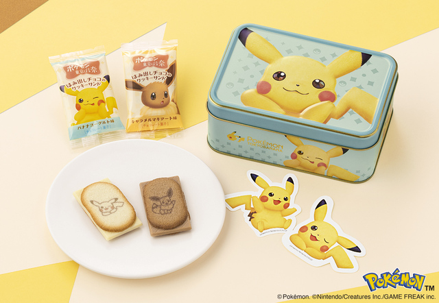 「ポケモン東京ばな奈 はみ出しチョコのクッキーサンド スペシャル缶(ピカチュウ)」<価格:1,998円(税込)>【池袋駅にかわいさマックスな「ピカチュウ東京ばな奈」が出現!ピカチュウとイーブイのステッカー付きクッキー缶も初登場!】