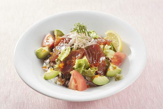 焼津港 漬けまぐろとアボカドのサラダごはん