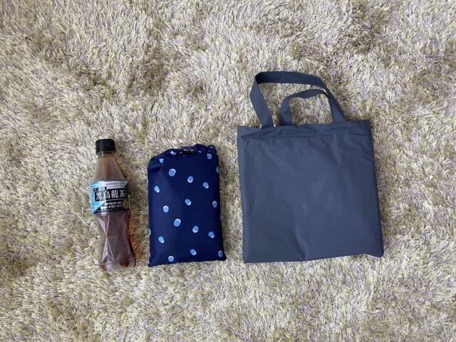 【スリーコインズ バイカラーレインポンチョ ファッションセンターしまむら Ladies レインコートはっ水】縦はペットボトルくらいの大きさ