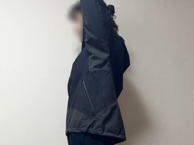 【ワークマン イナレム(R)ライトウォーム2WAYスタンドカラージャケット】脇のあたりが立体裁断になっており、腕の上げ下げがしやすいのもポイント!