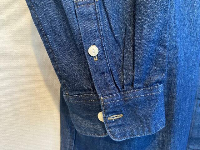 【無印良品　洗いざらし デニム長袖シャツワンピース】袖はボタンがあり、しっかりとした作りです