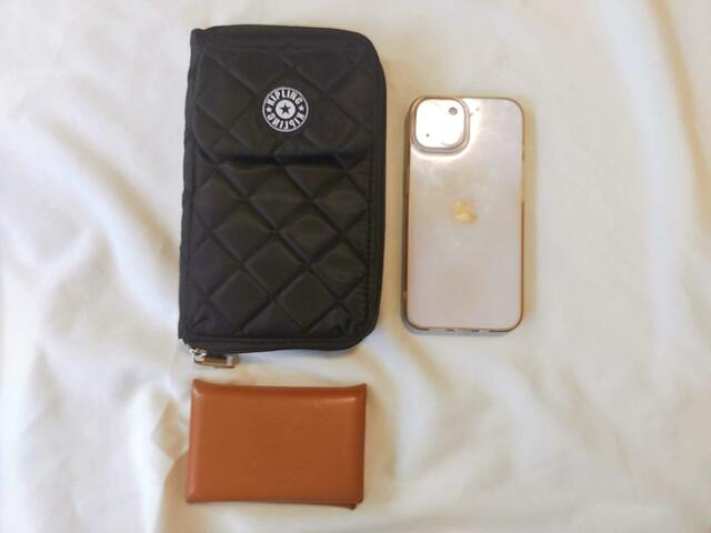 サイズ感は、ちょうど携帯電話よりやや大きめ【Kipling（キプリング）お財布にもなる キルティングスマホショルダーバッグ】