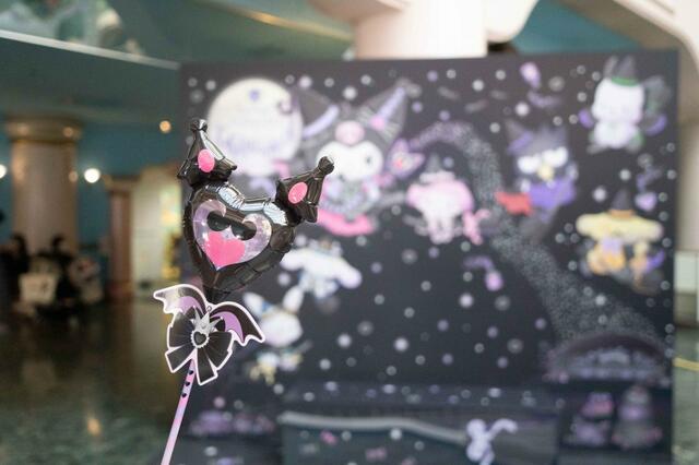 Makkuromiステッキ 880円｜グッズ｜サンリオピューロランド ハロウィーンスペシャルイベント「PUROHALLOWEEN」