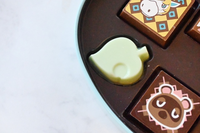 【ゴディバ meets どうぶつの森 アソートメント/Blue 6粒入 フタ付きティーマグカップセット】葉っぱの形のチョコレート