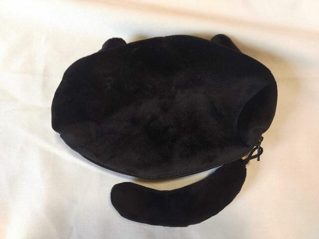 裏面はシンプルな無地【ニトリデコホーム：デコネコ（フラットポーチ）価格799円】