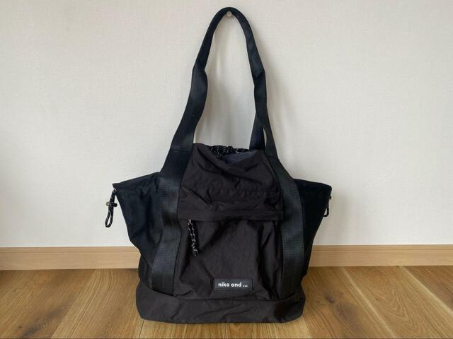 【niko and ...  ドロストソフトトートバッグ】サイズは約高さ36×幅30×マチ17cm、持ち手65cm。カラーはブラックとアイボリーがあります