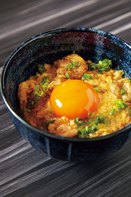 炭匠 鶏亀 本八幡北口店（本八幡） 小親子丼 780円 栄養価が高く旨みの濃い滋賀県産の卵を使用。少量でも大満足でき、〆にぴったり。