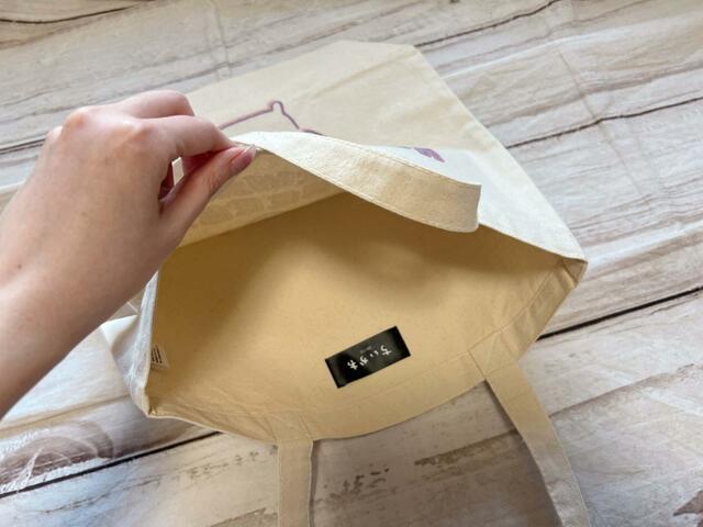 内側はポケットなどがないシンプルな作り