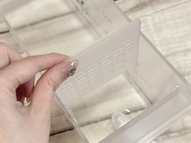 内側には取り外し可能な仕切り付き