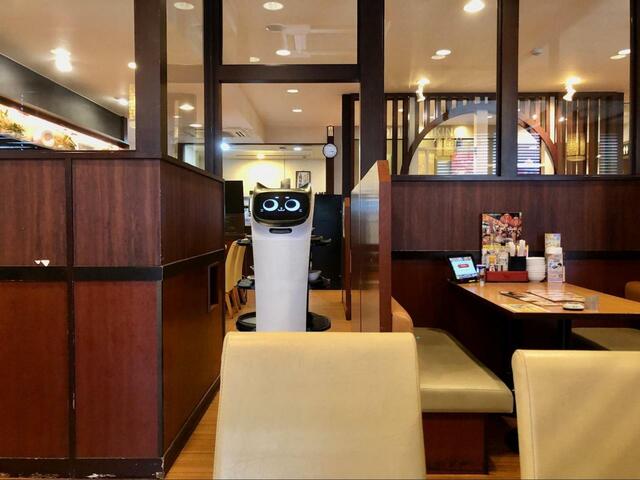 【バーミヤン】店内はネコ型配膳ロボが元気よく食事を運んでくれます(＊店舗により配膳ロボが不在の場合があります)