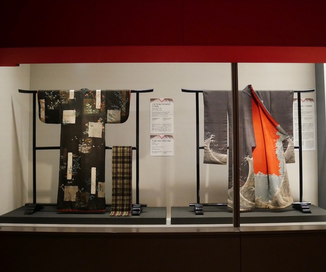 左：小袖　黒紅綸子地色紙短冊草花模様　江戸時代・19世紀　神奈川　女子美術大学美術館右：振袖　鼠壁縮緬地波に千鳥裾模様　江戸〜明治時代・19世紀　京都府（京都文化博物館管理）