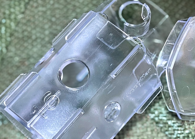 【ドギーマン わんこのでるでる自飯器】フードのサイズに合わせて穴を調節できます