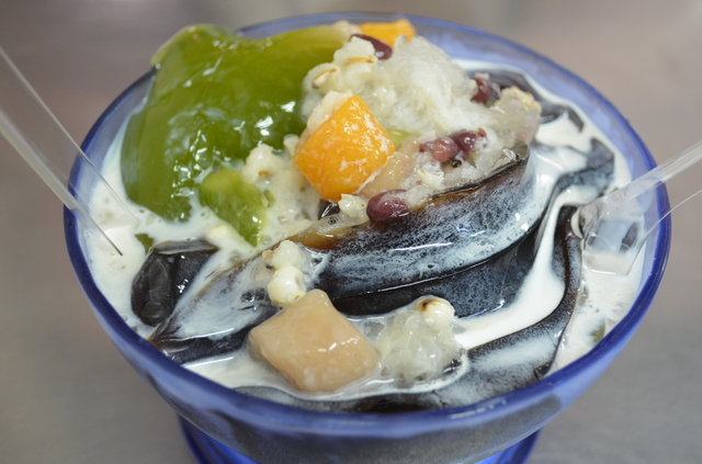 仙草と抹茶ゼリーにトッピングをプラス。だが甘さ控えめで低カロリー