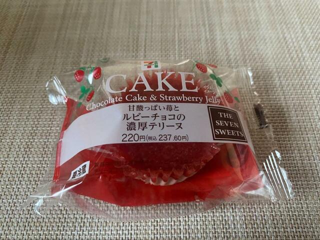 【セブン-イレブン　甘酸っぱい苺とルビーチョコの濃厚テリーヌ】小さい中に魅力がギュギュッと詰まってる！