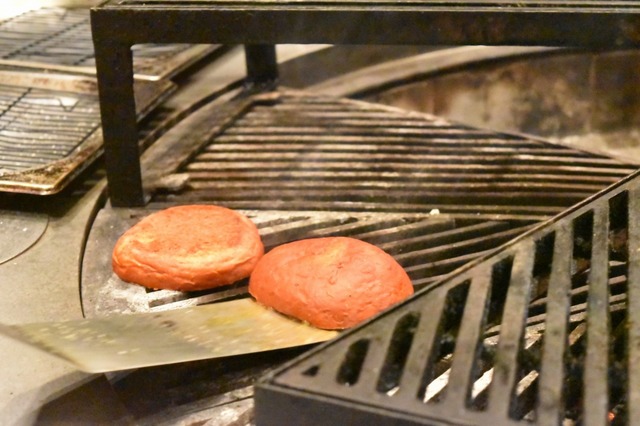 ハバネロとカイエンペッパーが練り込まれたバンズ