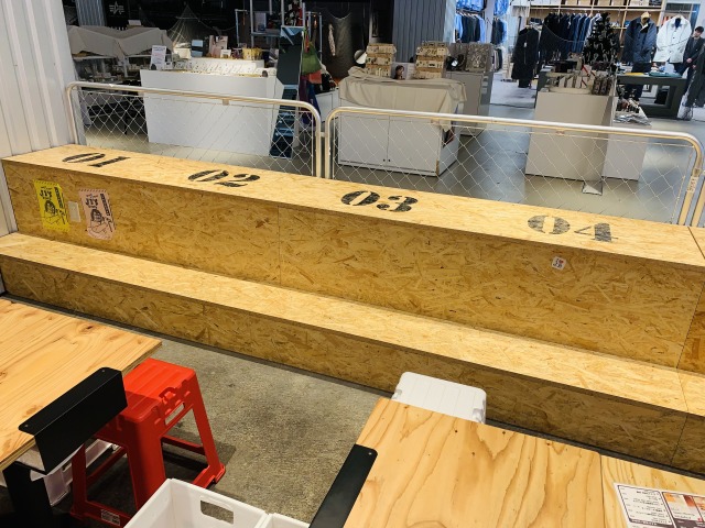 ストリートのように段に座って食べてもOK