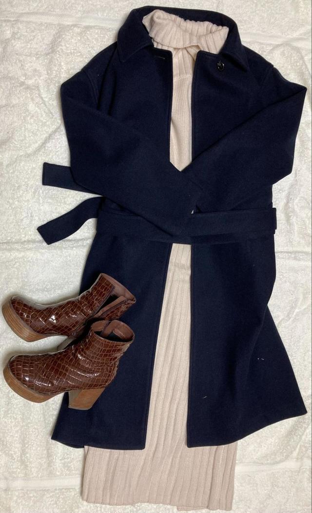 【GU ライトステンカラーロングコート+EC】ネイビーとホワイトの組み合わせでさわやか