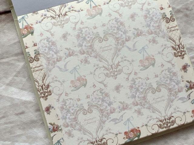 ハートを描くお花の柄も入っています