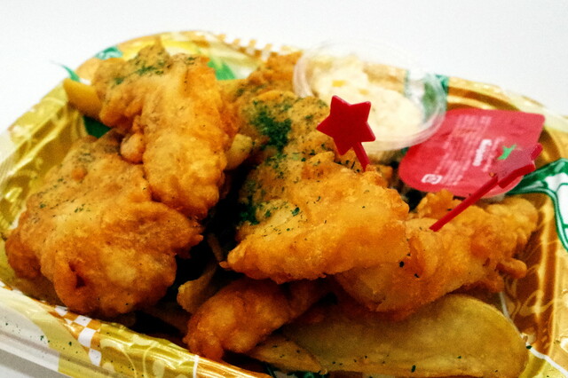 【角上魚類の惣菜売上ランキング 9位】「白身魚のフィッシュアンドチップス　1パック」580円（税込）