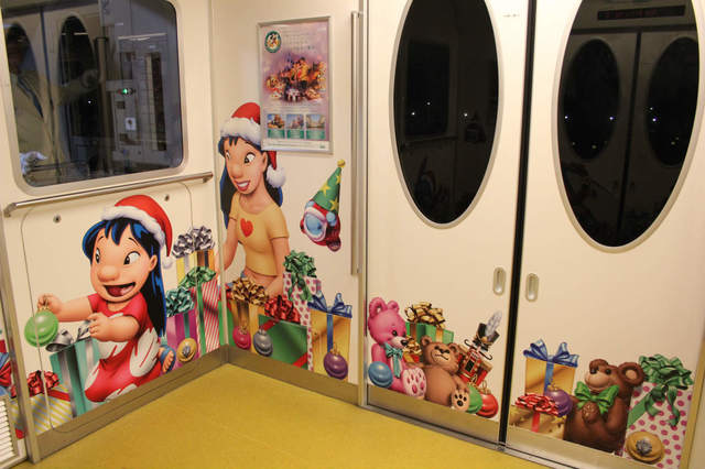 最後方部は扉までつながった大きなイラストも見所のひとつ(1)