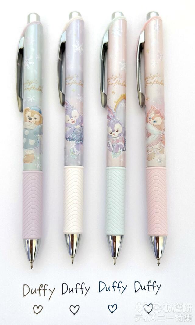 初の1本ずつ違う4色インク、しかも今までにない色の登場。「ダッフィー＆フレンズのダンシング・スノーフレークス」ボールペン4色