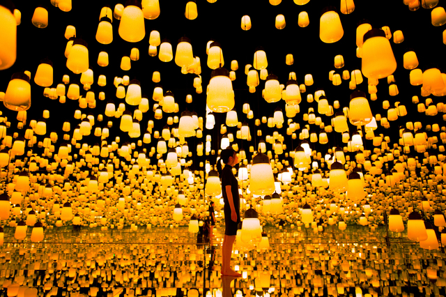 EPSON teamLab Borderless_呼応するランプの森 - ワンストローク