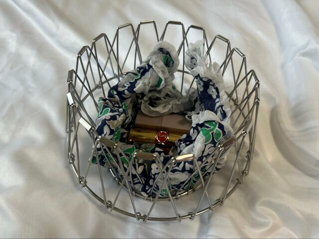 【ART OF BLACK ステンレス製 折りたたみ 変形 カゴ バスケット】布を敷いて小物の収納にも使えますが、取り出しにくいかも…