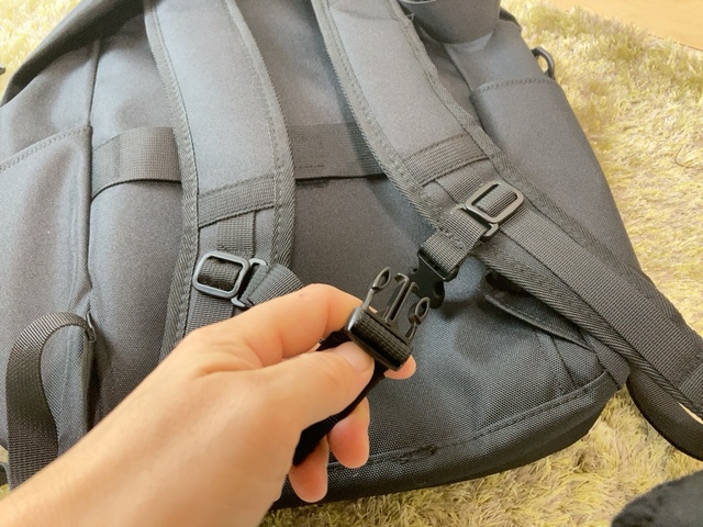 【ワークマン 防水ワールドウォークバックパック】肩紐の裏にクッションがあり、チェストベルトもついているので程よく快適です♪