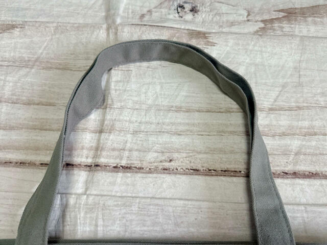 持ち手は長めなので肩がけができるのがうれしいポイント！